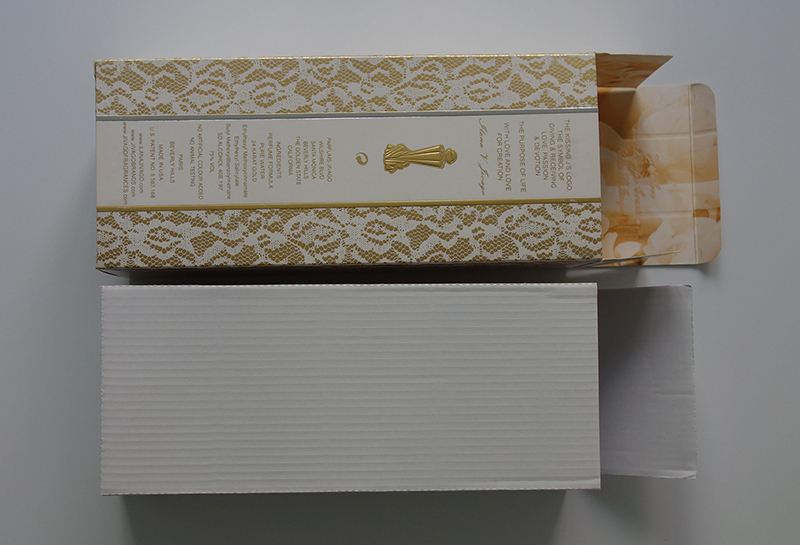 white-corrugated-insert-inside-the-perfume-box